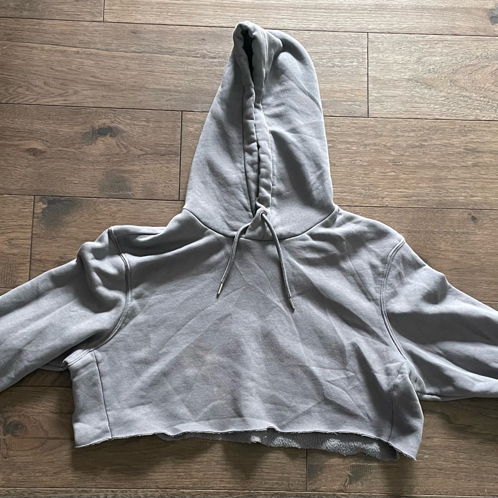 Bundle of 3 sweatshirts sized M. The grey one in the middle is cropped. - Picture 2 of 11